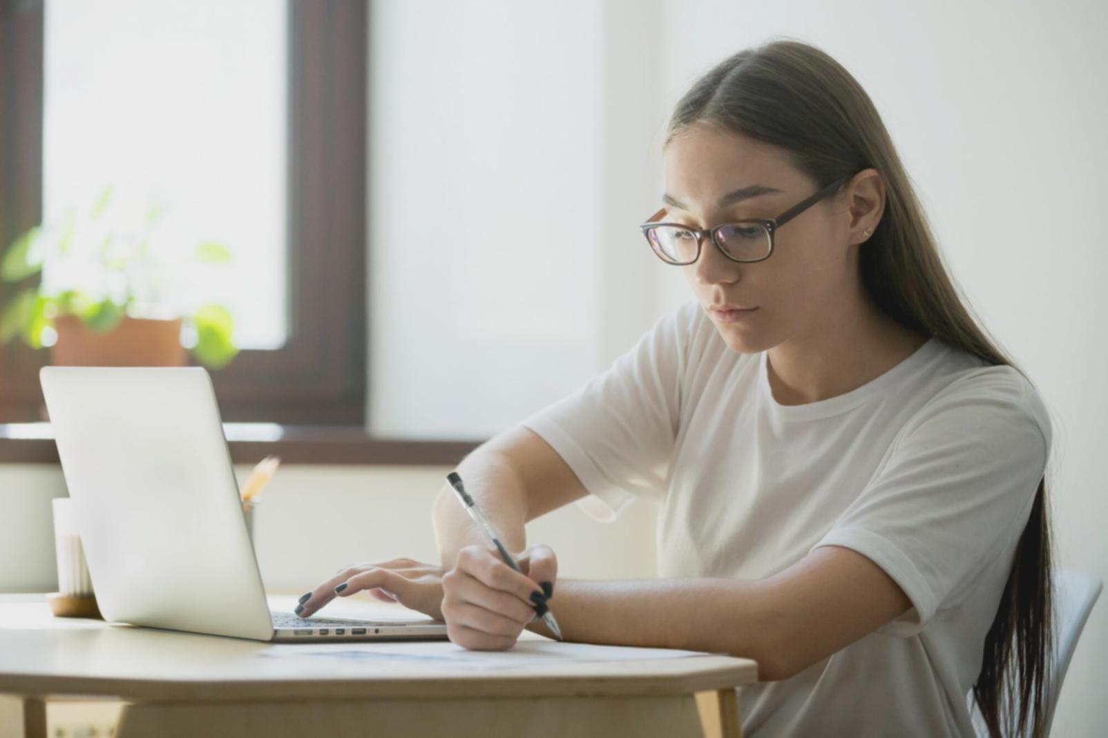 Profissional analisando gráficos financeiros em ambiente moderno